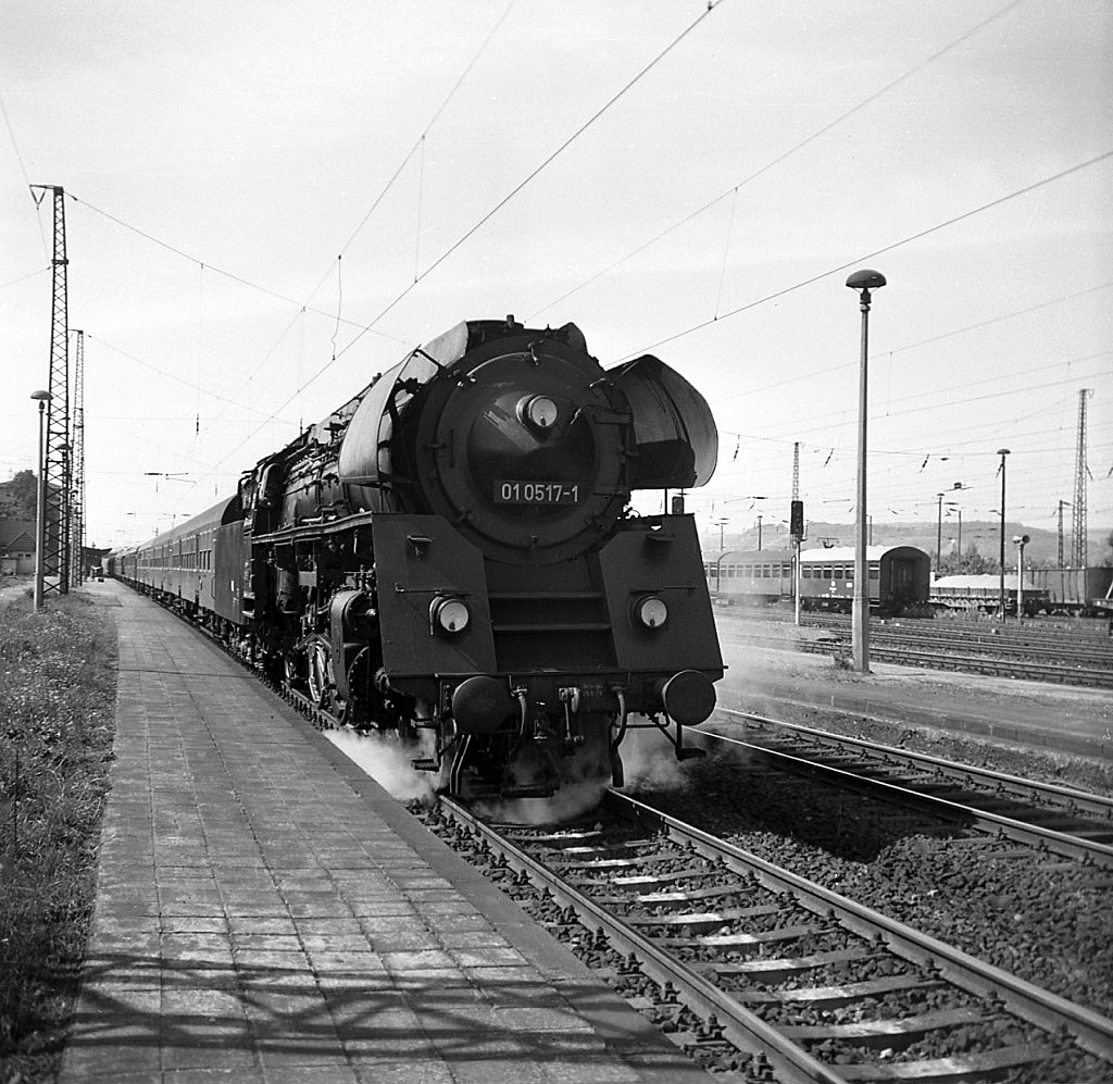 DR 01 0517-1 mit dem D 504 von Saalfeld nach Berlin Lichtenberg, vermutlich im Jahr 1979 beim Halt in Naumburg Hbf. (Foto: Roland Reimer)