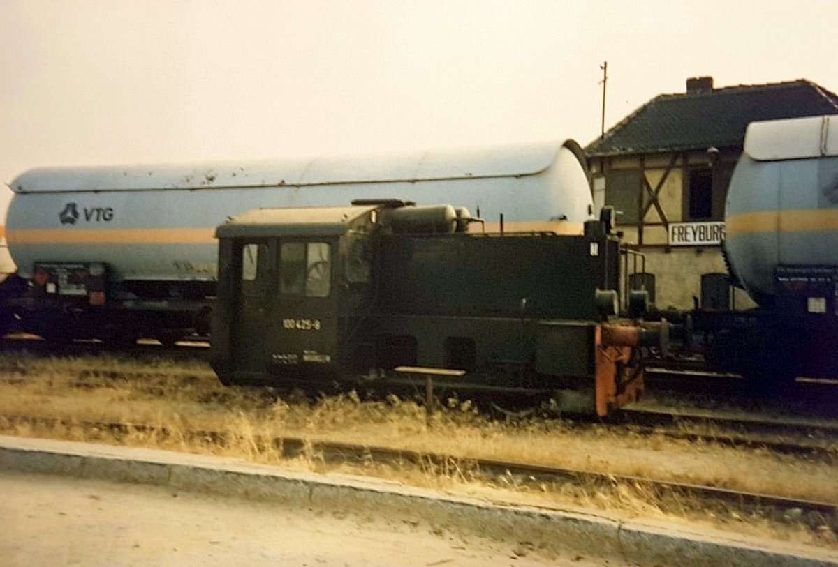 DR 100 425-8 als Rangierlok 1990 im Bahnhof Freyburg. (Foto: Bodo Zorn)