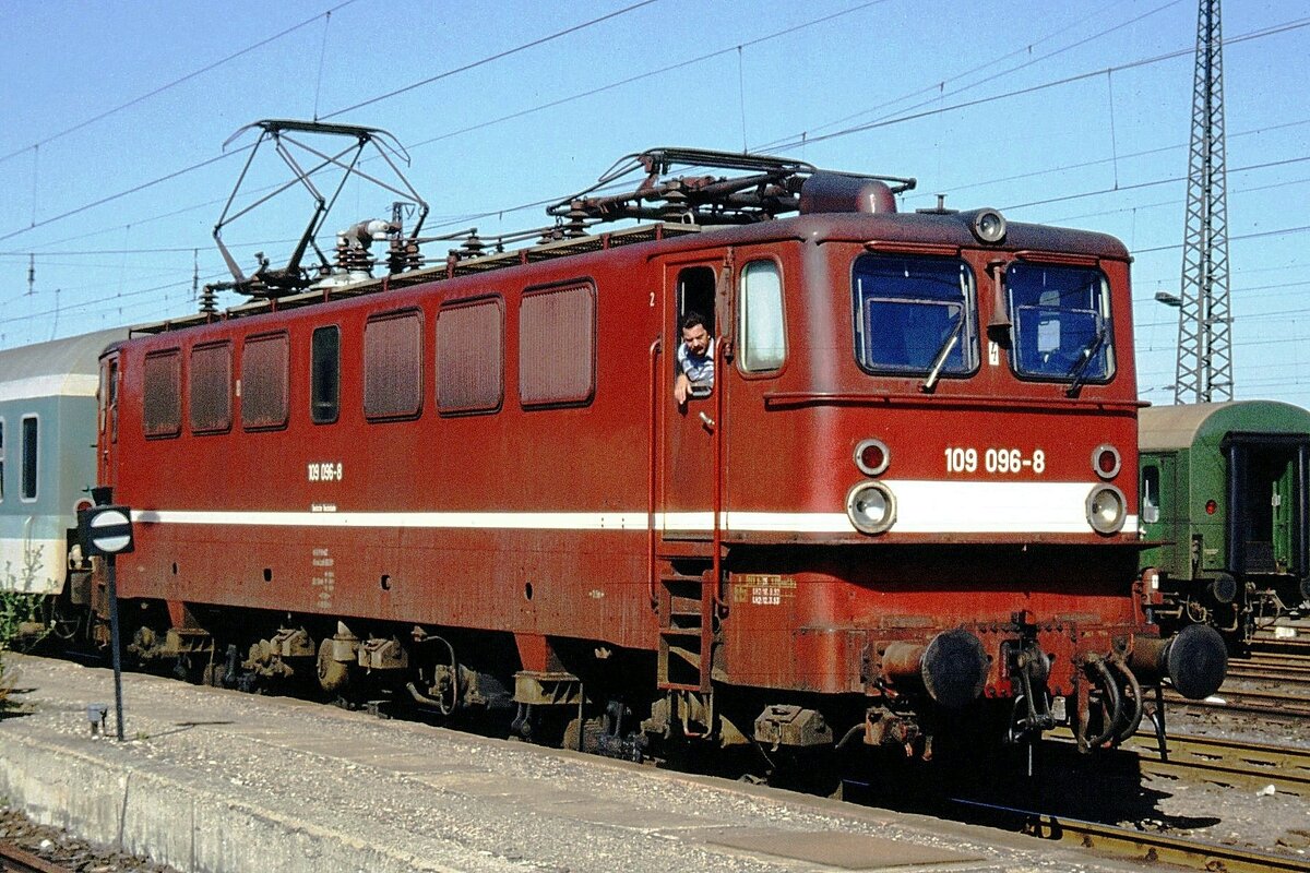 DR 109 096-8 mit einer RB nach Halle (S) Hbf, am 02.09.1993 beim Halt in Naumburg (S) Hbf. (Foto: Gerd Bembnista)
