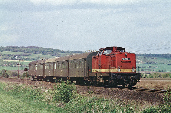 DR 110 259-9 mit dem P 15213 von Artern nach Naumburg (S) Hbf, am 01.05.1981 bei Kleinjena. (Foto: Bart van 't Grunewold)