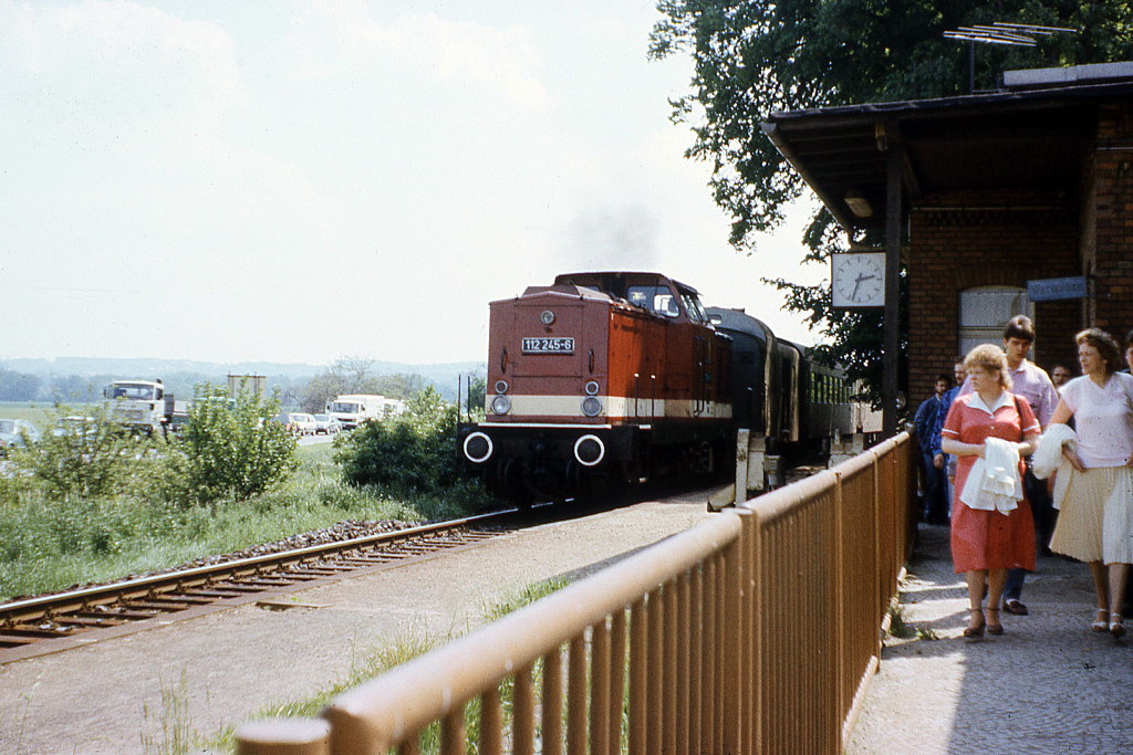 DR 112 245-6 mit dem P 15216 Richtung Nebra, am 30.05.1991 beim Halt in Kleinjena. (Foto: Roland Reimer)