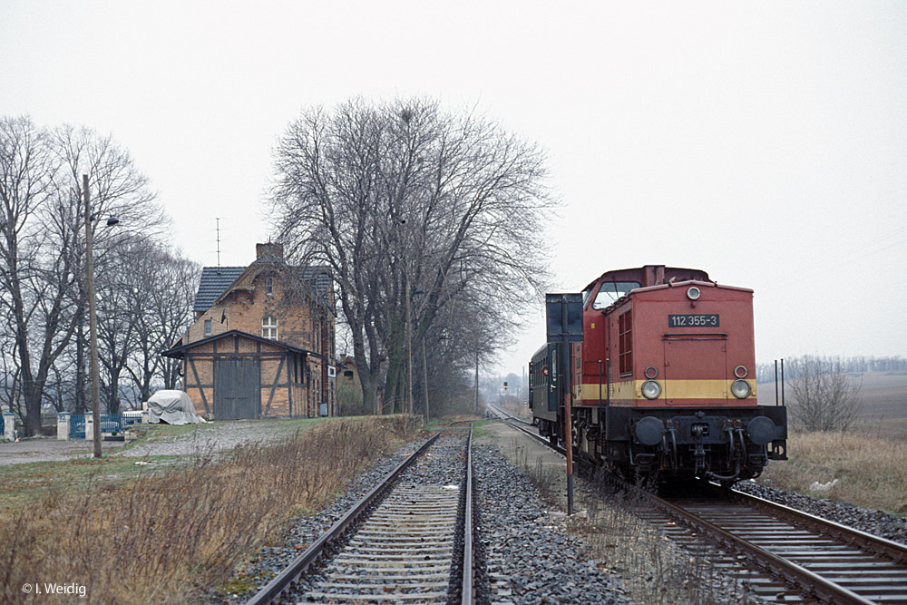 DR 112 355-3 mit dem P 16555 von Querfurt nach Vitzenburg, am 21.03.1991 in Schmon. (Foto: Ingmar Weidig)