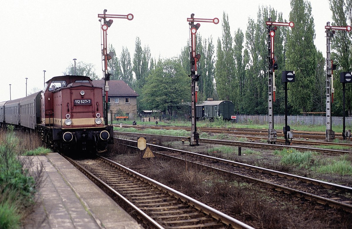 DR 112 527-7 mit einem Personenzug, am 12.05.1991 bei der Einfahrt in Zeitz. (Foto: Hansjörg Brutzer)