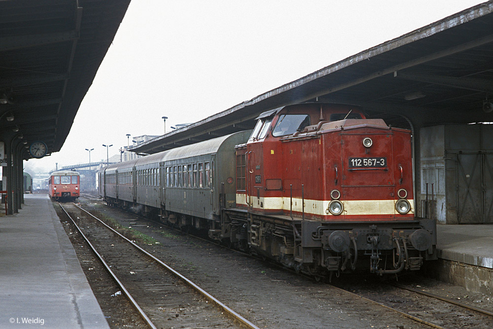 DR 112 567-3 mit dem P 15054 nach Großkorbetha, am 19.03.1991 in Zeitz. (Foto: Ingmar Weidig)