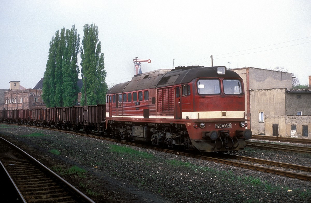 DR 120 098-9 am 12.05.1991 mit einem Güterzug in Zeitz. (Foto: Werner Brutzer)