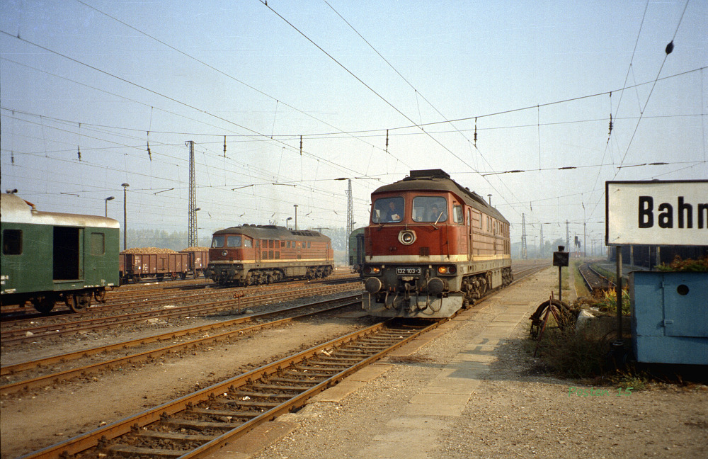 DR 132 103-3 + 131 008-4 im Oktober 1991 im Bereich des damals noch vorhandenen Bahnsteig 6 in Naumburg Hbf. (Foto: Jörg Berthold)