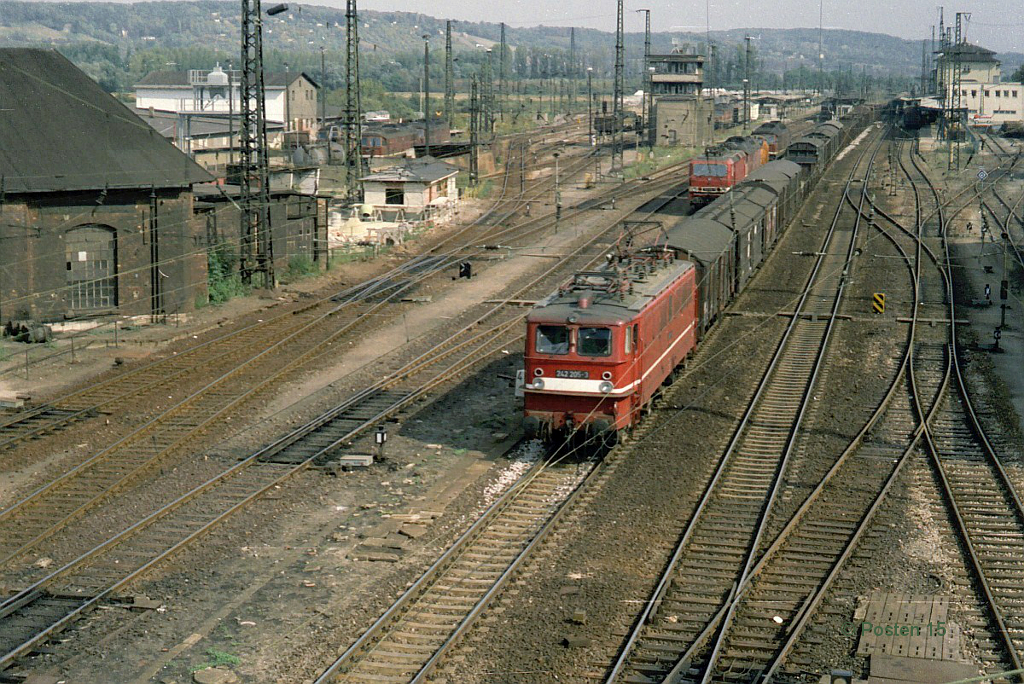 DR 242 205-3 mit einem Güterzug Richtung Bad Kösen, am 22.09.1991 in Naumburg Hbf. (Foto: Jörg Berthold)