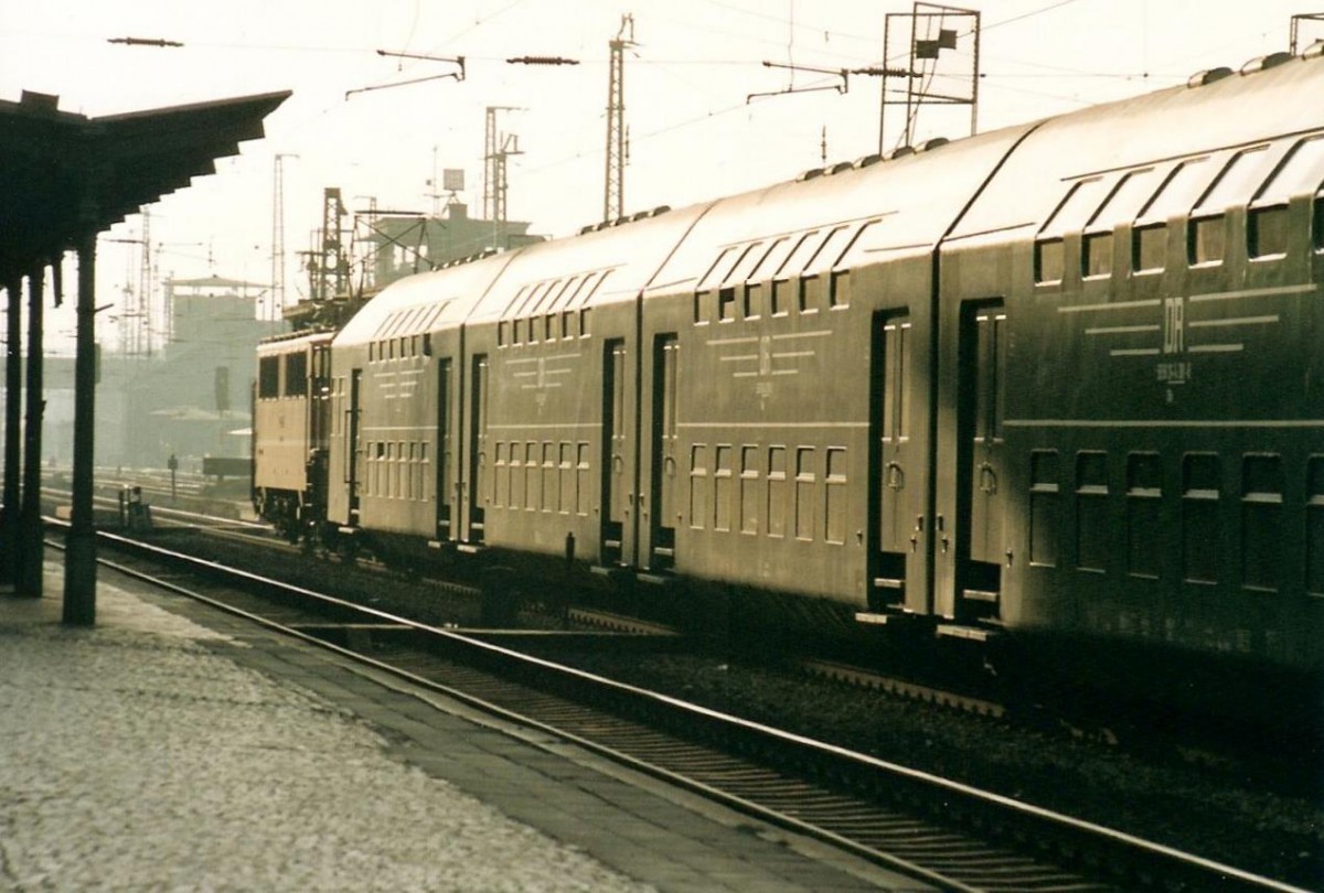 DR 242 261-6 mit einem Doppelstockzug am 01.11.1991 in Naumburg Hbf. (Foto: Wolfgang Schink)