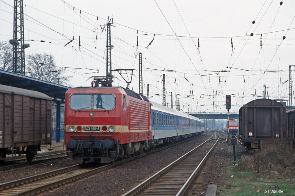 DR 243 010-6 mit dem IR 402 von München Hbf nach Leipzig Hbf, am 22.03.1991 in Naumburg (S) Hbf. (Foto: Ingmar Weidig)