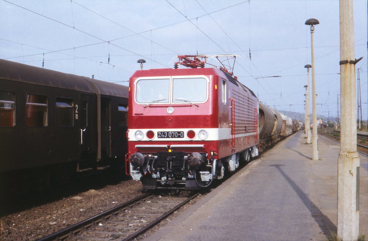 DR 243 070-0 mit einem Güterzug Richtung Bad Kösen, am 28.09.1985 in Naumburg Hbf. (Foto: Klaus Meißner)