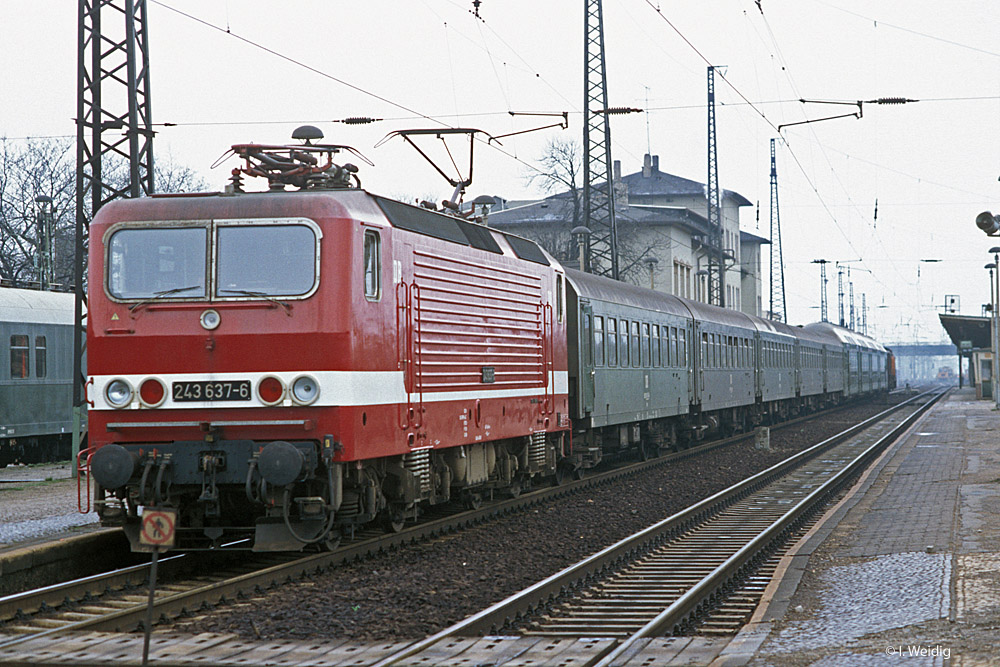 DR 243 637-6 mit dem P 3554 von Bad Kösen nach Halle (S) Hbf, am 22.03.1991 beim Halt in Naumburg Hbf. (Foto: Ingmar Weidig)