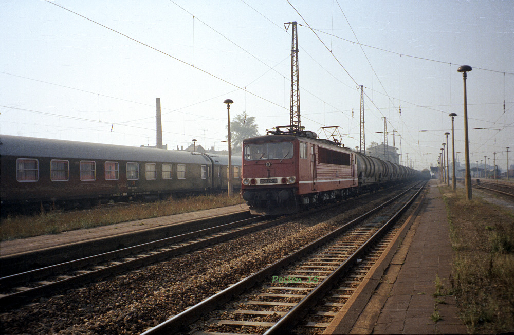 DR 250 212-8 mit Kesselwagen Richtung Weißenfels, am 03.10.1991 in Naumburg Hbf. (Foto: Jörg Berthold)