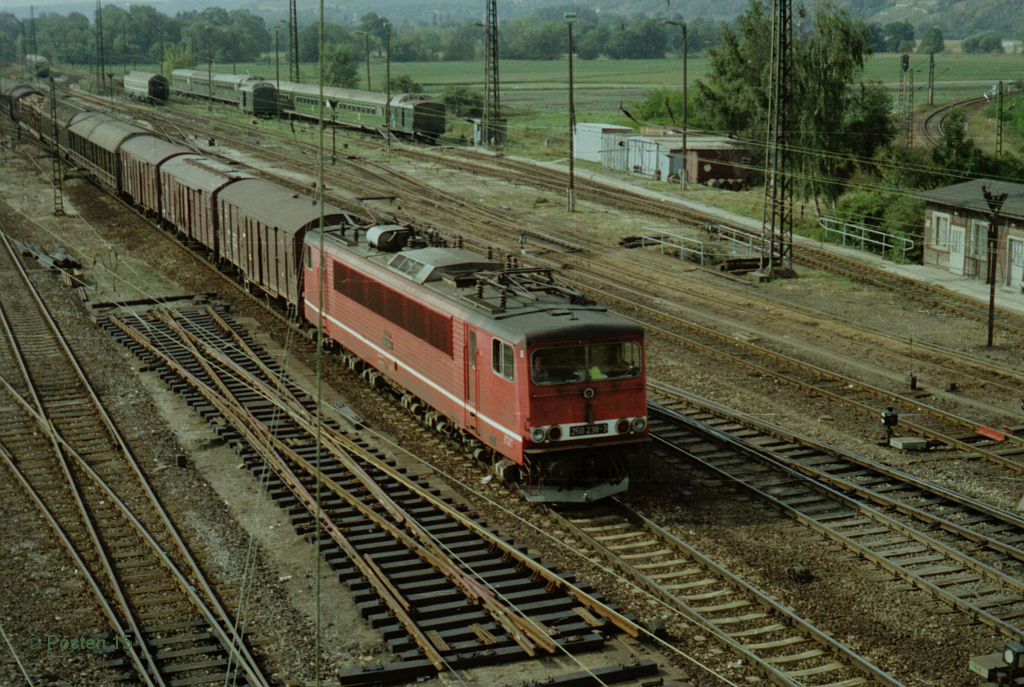 DR 250 238-3 durchfährt am 22.09.1991 Naumburg Hbf mit einem Güterzug Richtung Leißling. (Foto: Jörg Berthold)