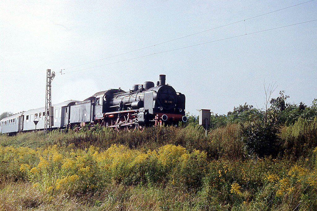 DR 38 1182 mit einem Intraflug Sonderzug von Stuttgart nach Frankfurt (M), am 02.09.1983 bei der Einfahrt in Naumburg Hbf. (Foto: Roland Reimer)
