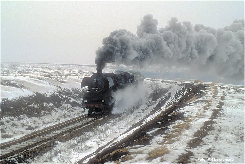DR 41 1025-0 mit dem  Zwiebelzug  Gag 58310 von Gera S�d nach Karsdorf, am 24.02.1985 bei Krauschwitz (Teuchern). (Foto: Dick Lawrence)