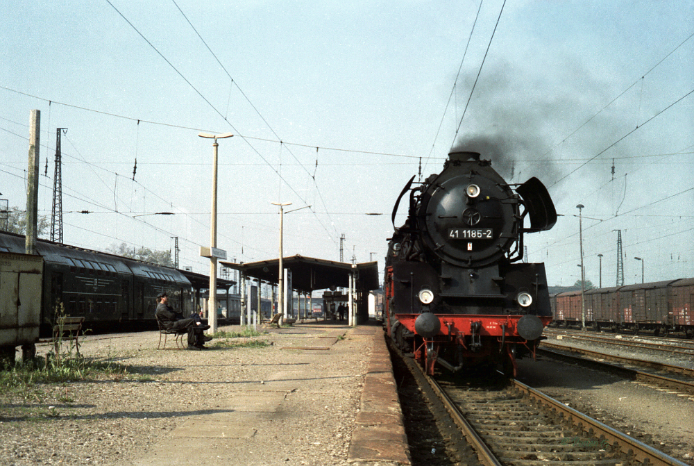 DR 41 1185-2 mit einem Personenzug nach Halle (S) Hbf, am 14.04.1994 auf Gleis 5 in Naumburg Hbf. (Foto: Jörg Berthold)