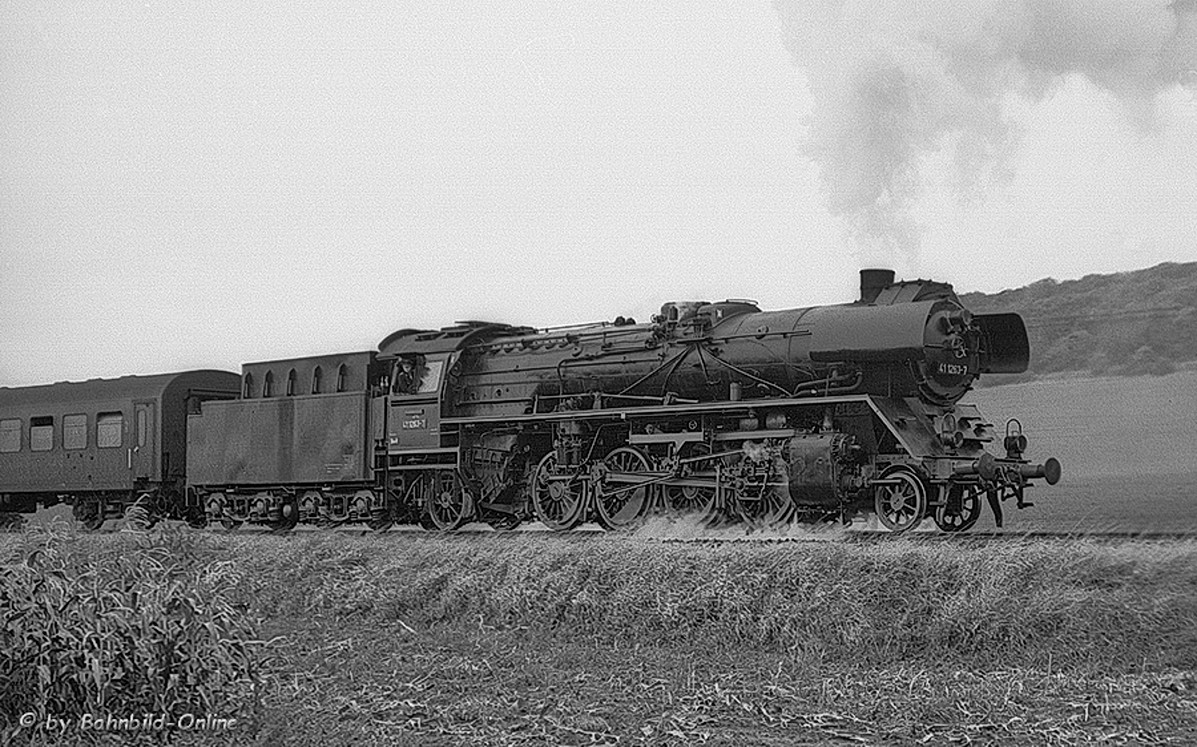 DR 41 1263-7 bei der Abschiedsfahrt für die Baureihe 41 bei der RBD Erfurt am 30.09.1978 auf der Unstrutbahn bei Roßleben. Sie bespannte dafür einen Sonderzug von Erfurt über Sömmerda, Reinsdorf (b Artern), Naumburg (S) Hbf zurück nach Erfurt. (Foto: Bahnbild-Online)