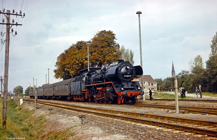 DR 41 1263-7 während einer Herbstsonderfahrt vom BV Erfurt von Erfurt Hbf nach Naumburg Hbf, am 30.09.1978 in Gehofen. (Foto: Andreas Heyduck) 