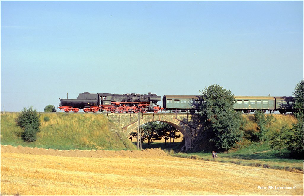 DR 52 8077-1 mit dem P 16552 von Vitzenburg nach Röblingen, am 02.09.1980 in Lodersleben. (Foto: Dick Lawrence)