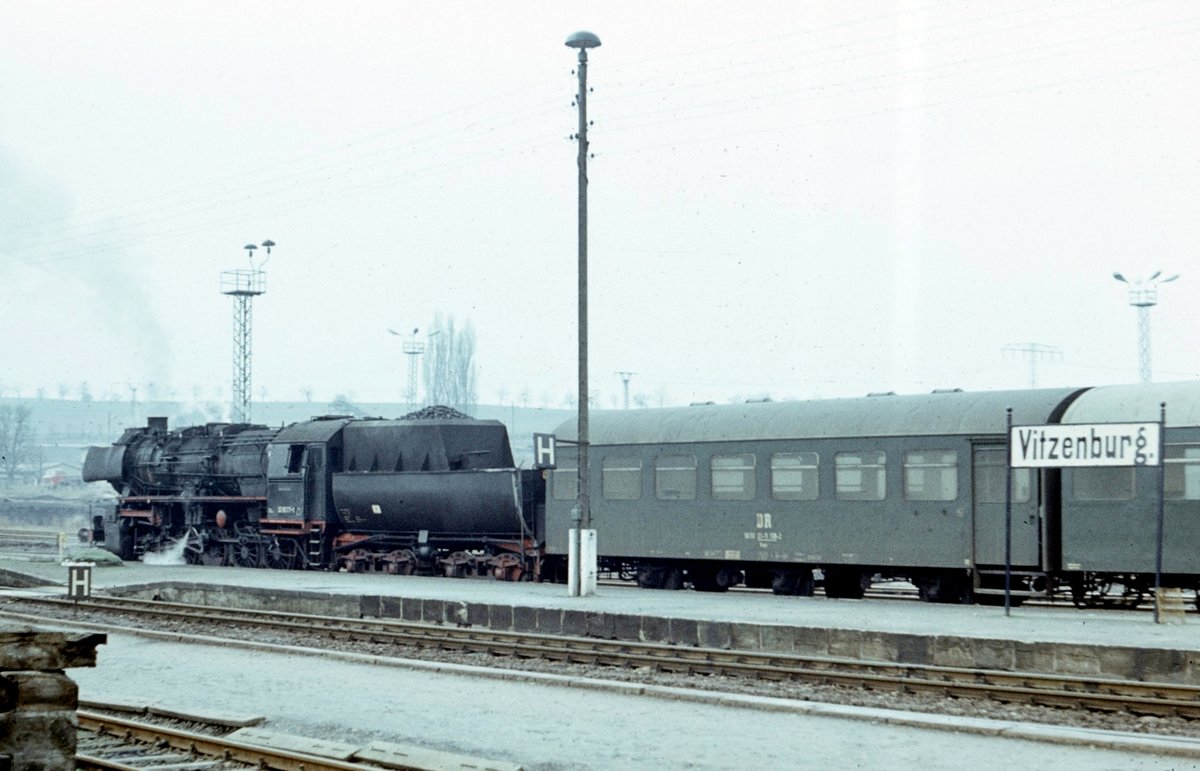 DR 52 8077-1 mit einem Personenzug, am 18.03.1981 im Bahnhof Vitzenburg. (Foto: Klaus Pollmächer)