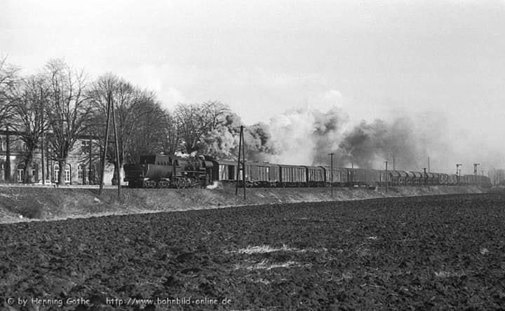 DR 52 8148 mit einem Güterzug von Sangerhausen nach Karsdorf, am 13.03.1982 in Reinsdorf bei Artern. (Foto: Henning Gothe)