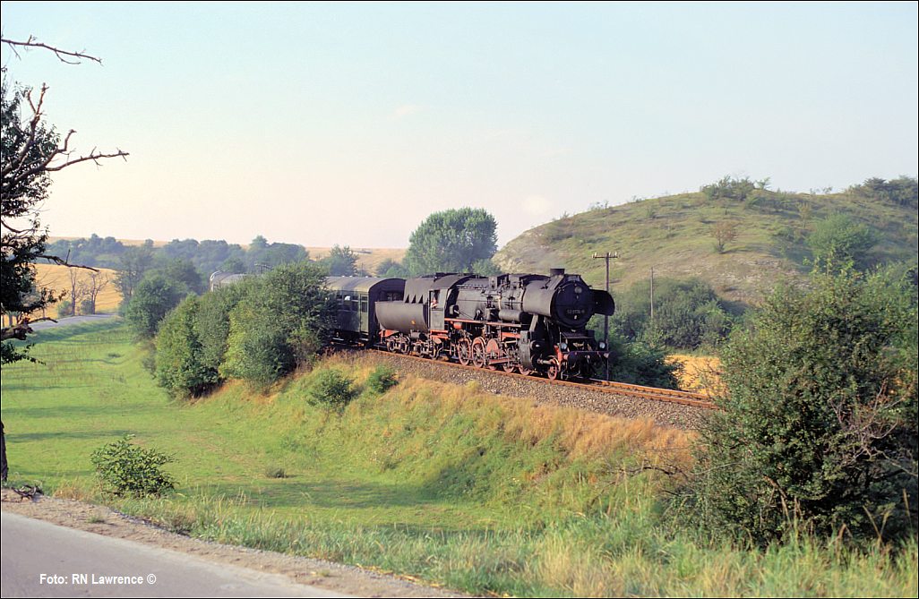 DR 52 8174-6 mit dem P17575 nach Vitzenburg, am 02.09.1980 bei Grockstädt. (Foto: Dick Lawrence)