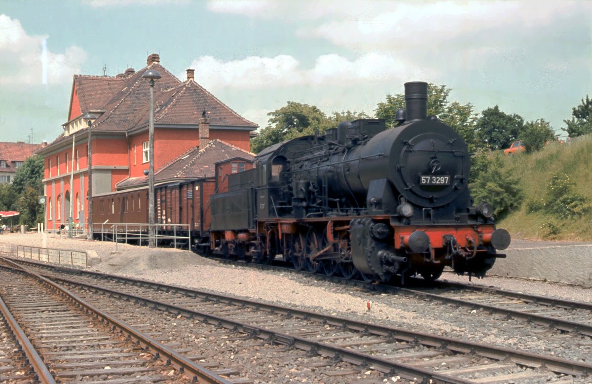 DR 57 3297 während der Feier zu  100 Jahre Rbd Erfurt , am 09.06.1982 im Bahnhof Erfurt West. (Foto: Klaus Pollmächer)