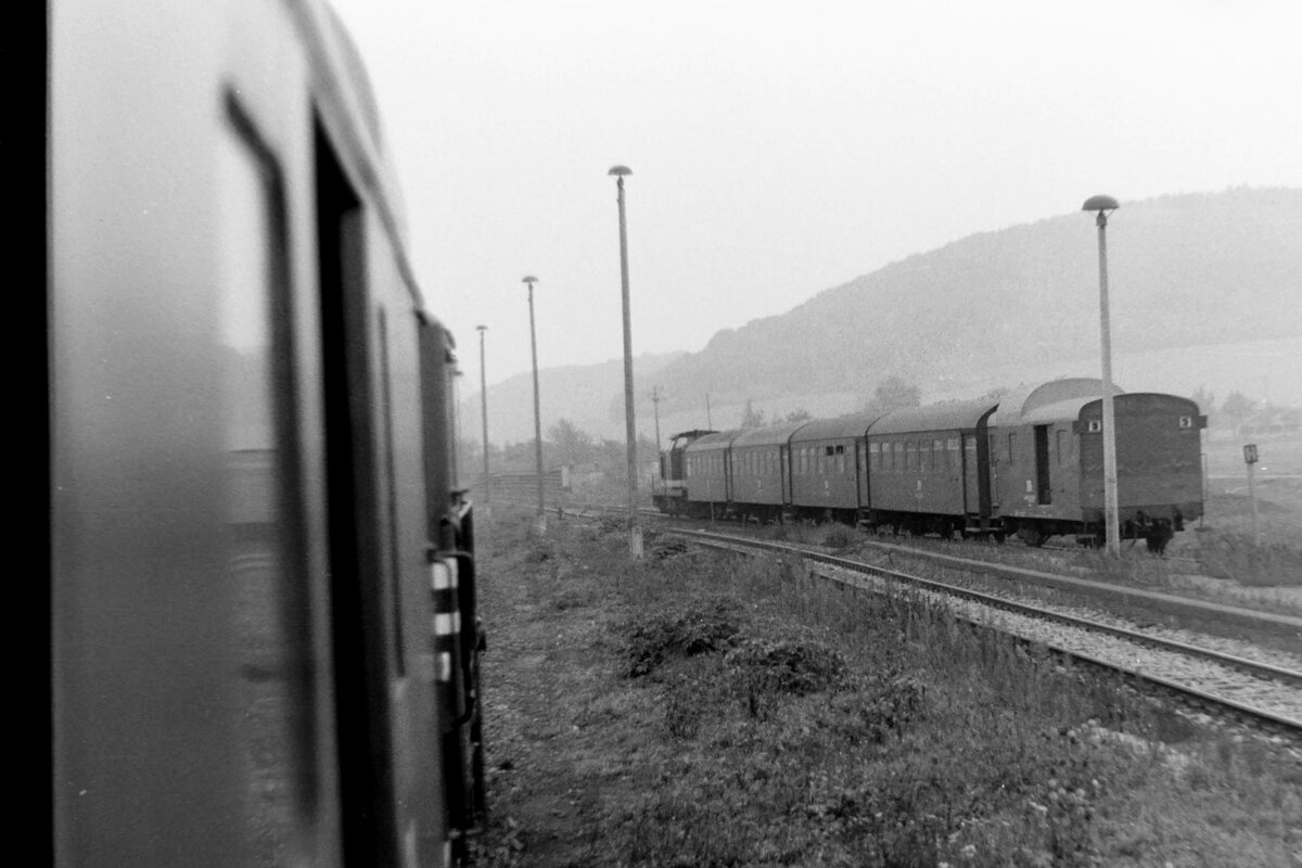 DR V100 mit einem Personenzug nach Naumburg Hbf, am 22.10.1988 bei der Aufahrt in Laucha. (Foto Heiko Ifland)