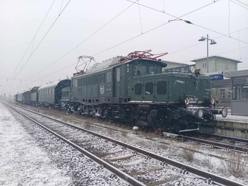 E94 088 (97 80 8194 088-1 D-UEF) der  Elektrische Zugfrderung Wrttemberg  mit dem DbZ 92959 von Wustermark Rbf nach Lichtenfels, am 13.02.2025 in Naumburg (S) Hbf. Der Zug berfhrte die Henschel Dampfschneeschleuder BB 986 101 aus dem Deutschen Technikmuseum zur IG 3seenbahn.de nach Seebrug. (Foto: Kevin Demur) www.altbauellok.de