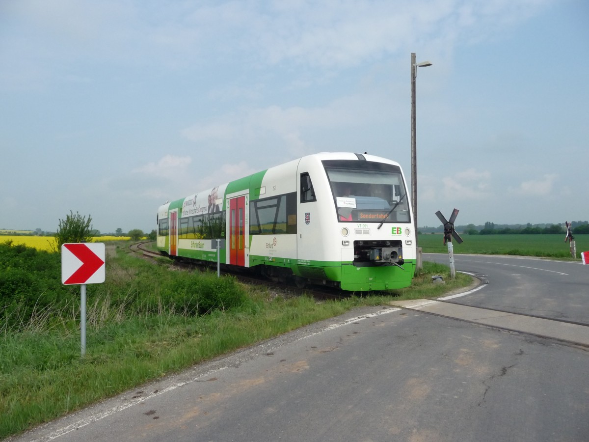 EB VT 001 als 7.  Unstrut-Schrecke-Express  DPE 2100 von Erfurt Hbf nach Donndorf, am 01.05.2014 an einem BÜ vor Donndorf. (Foto: Christian Kirchner)