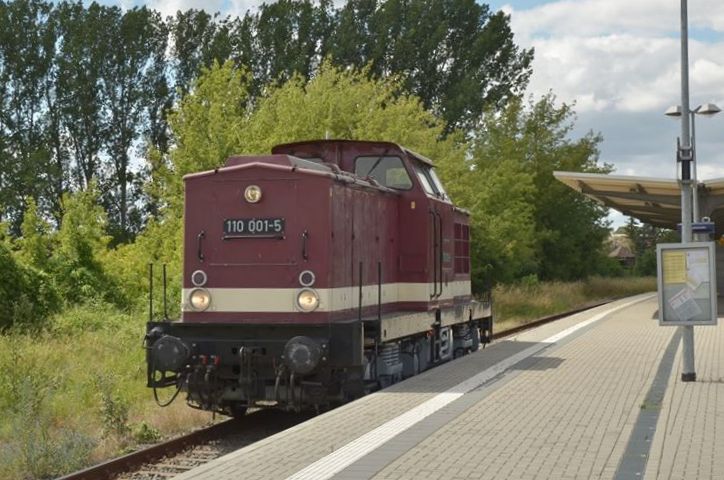 EBS 110 001-5 als Tfzf von Karsdorf nach Freyburg, am 07.07.2020 im Bahnhof Laucha. Sie leistete ab Freyburg der defekten 112 565 Vorspann, die mit einer Leerwagenüberführung unterwegs war. (Foto: Dieter Weber)