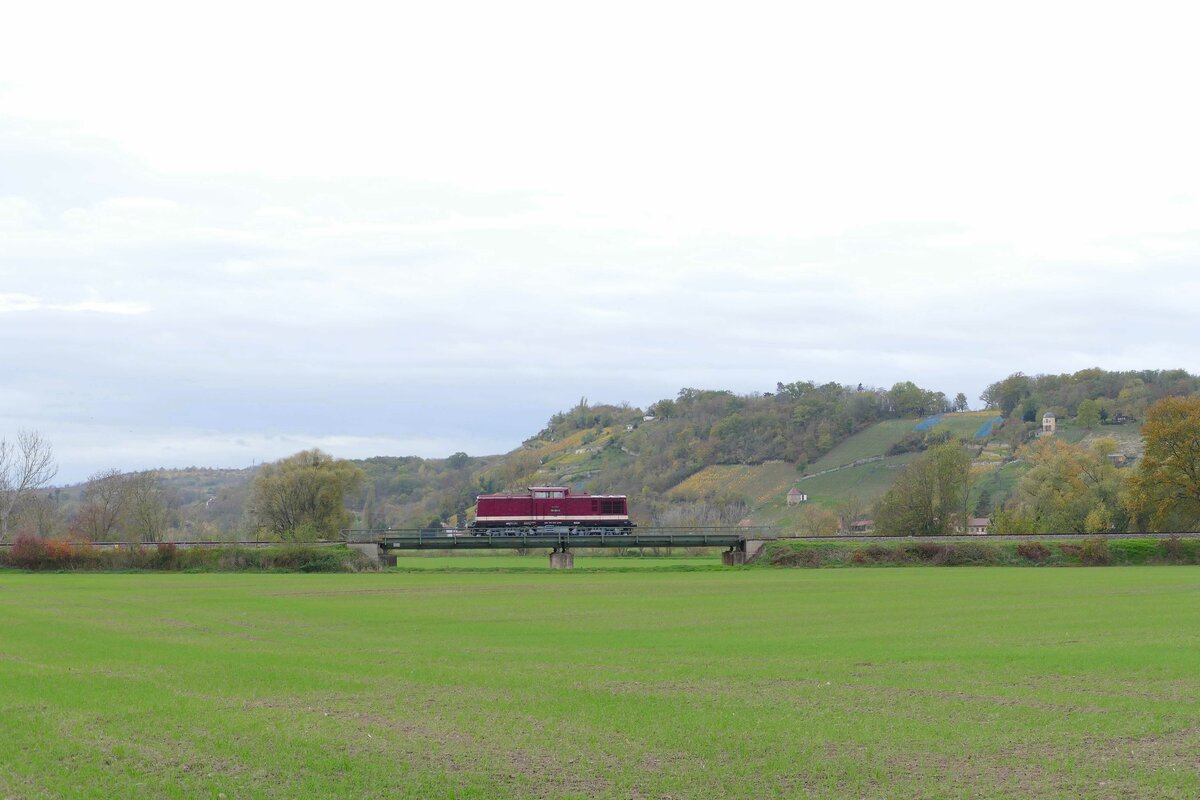 EBS 110 001-5 als Tfzf von Naumburg (S) Hbf nach Karsdorf, am 07.11.2022 bei Roßbach. (Foto: Wolfgang Krolop)
