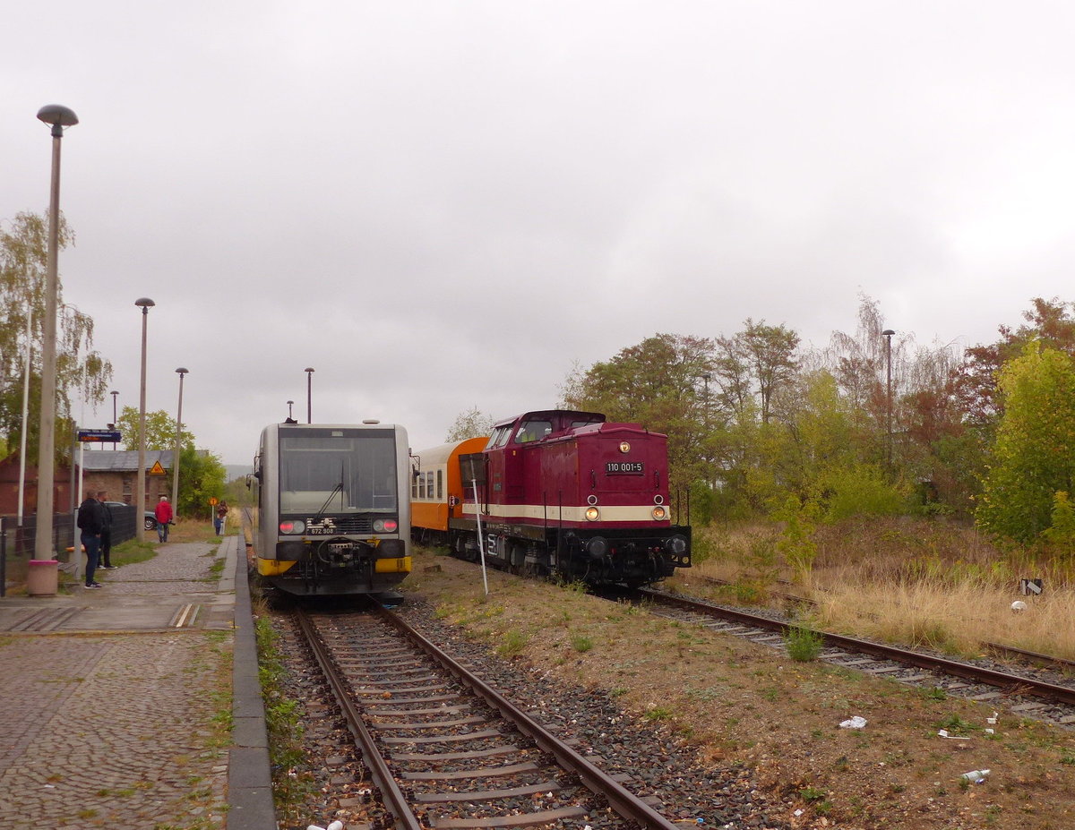EBS 110 001-5 mit dem DPE 25298 aus Karsdorf, am 23.09.2018 in Naumburg Ost. Daneben steht der Burgenlandbahn 672 909 als RB 26876 nach Wangen.