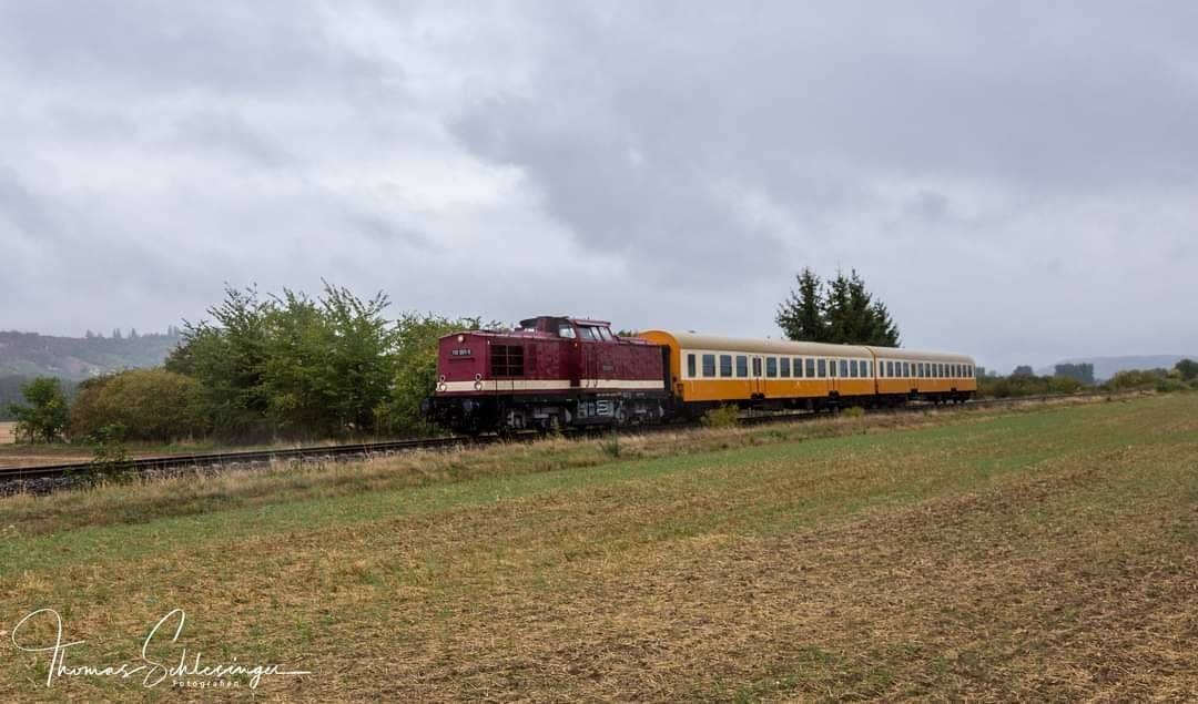 EBS 110 001-5 mit dem DPE 25299 von Naumburg Ost nach Karsdorf, am 23.09.2018 bei Kirchscheidungen. (Foto: Thomas Schlesinger)
