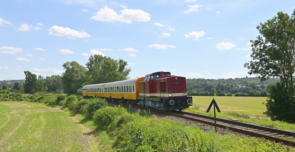 EBS 110 001-5 mit dem FUX von Großheringen nach Karsdorf, am 30.07.2021 bei Roßbach.  Vorwiegend Ferienkinder nutzen das tolle Angebot und besuchten die Eisenbahnfreunde Großheringen. (Foto: Silvio Vernaldi)