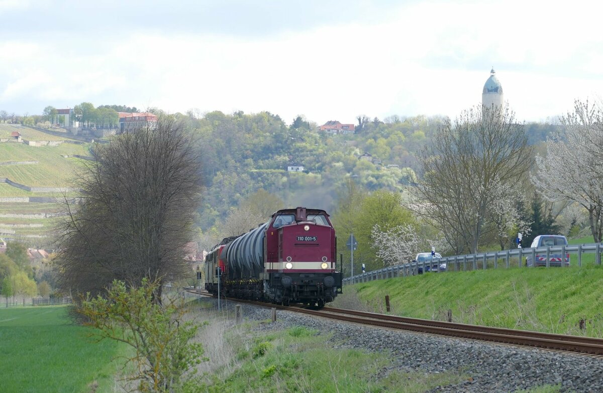 EBS 110 001-5 mit Kesselwagen und einem Getreidewagen, sowie einer 155er & zwei 140er am Zugschluss, am 03.05.2021 bei Freyburg in Richtung Karsdorf. (Foto: Wolfgang Krolop)
