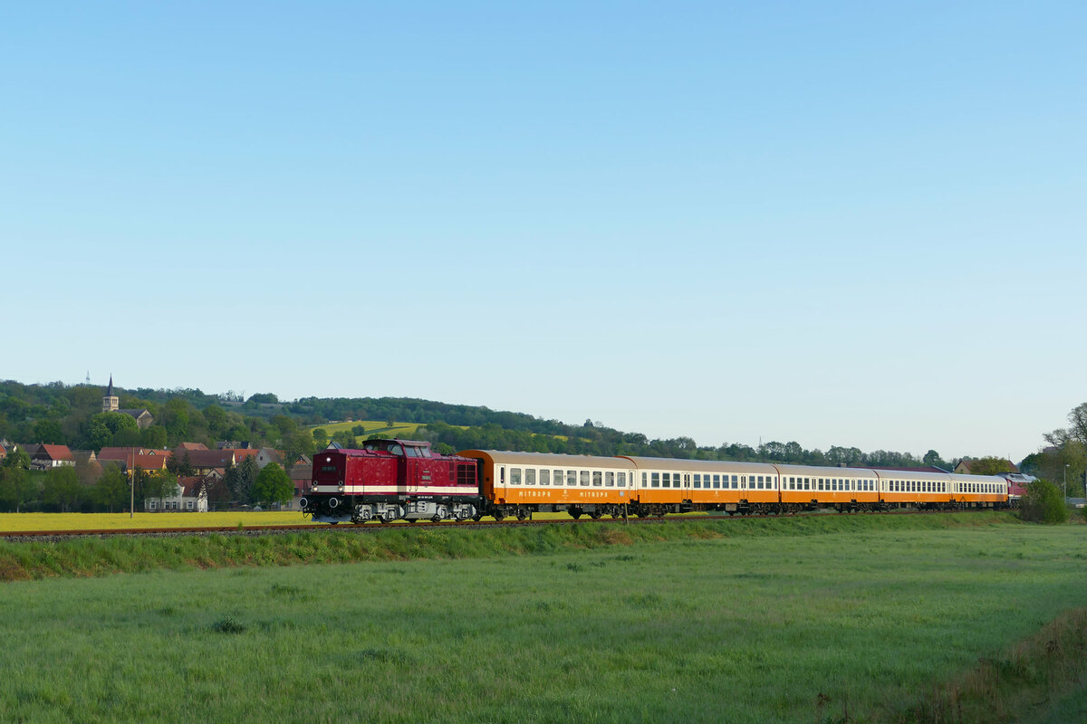 EBS 110 001-5 mit einer Leerwagenüberführung von Karsdorf nach Jena-Göschwitz, am 06.05.2022 in Kleinjena. Am Zugschluss hängt die EBS 132 334-4, die mit dem Zug im Rahmen eines  Fahrplan Bearbeitungs System-Anwendertreffen  dann in Thüringen unterwegs sein wird. (Foto: Wolfgang Krolop)