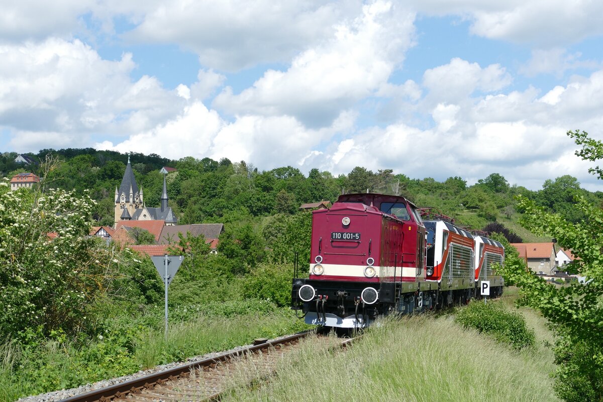 EBS 110 001-5 überführte am 25.05.2022 in Roßbach die EBS 143 124-6 und 143 056-0 von Karsdorf nach Naumburg (S) Hbf. (Foto: Wolfgang Krolop)