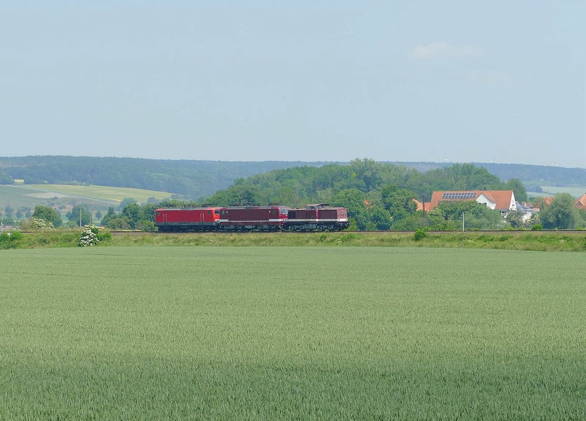 EBS 110 005 mit zwei 143ern Richtung Naumburg, am 16.06.2021 auf der  #Unstrutbahn bei Kleinjena. (Foto: Wolfgang Krolop)