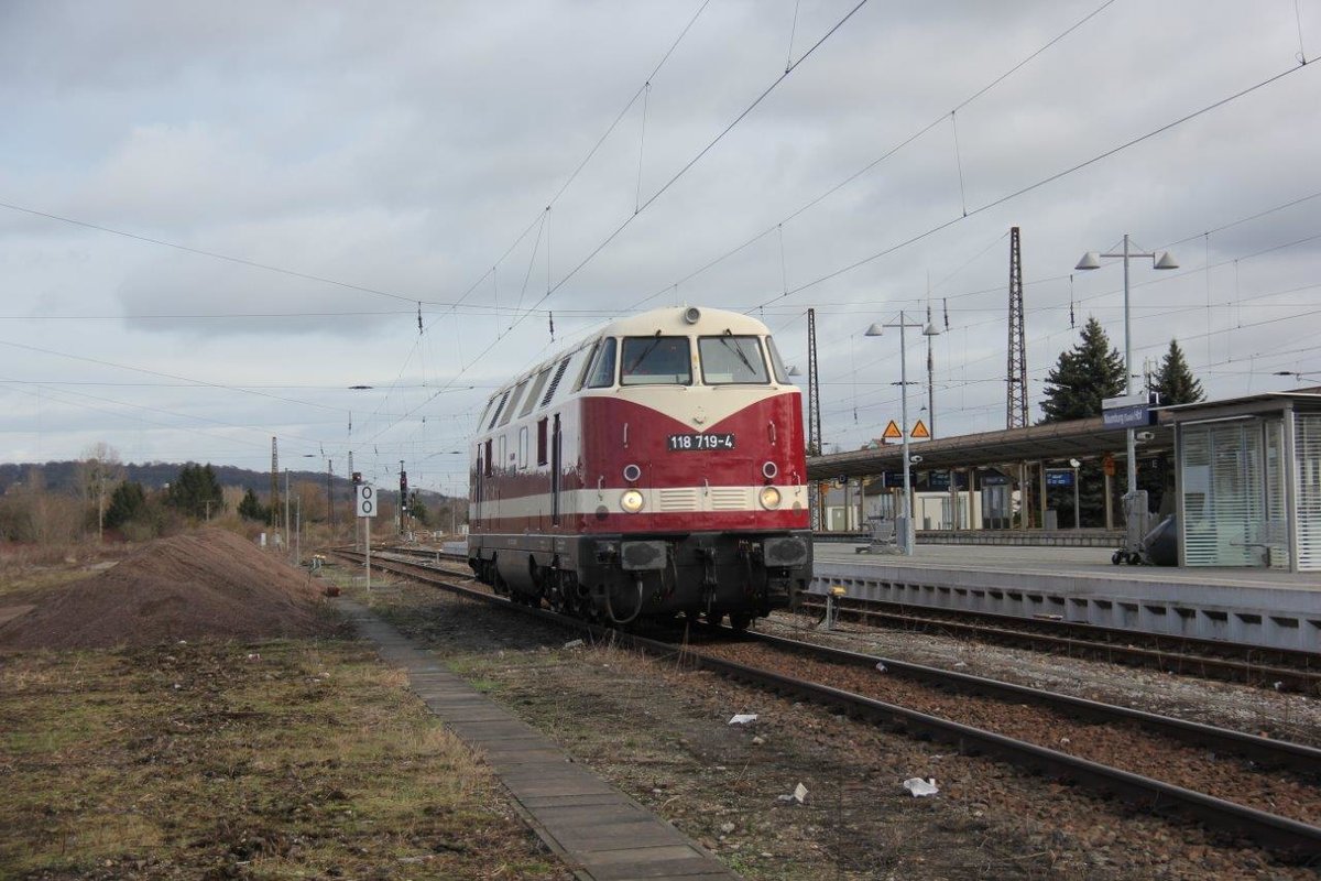 EBS 118 719-4 am 07.01.2019 beim umsetzen in Naumburg Hbf. Sie bespannte kurze Zeit später den DLr 62146 von Erfurt Gbf nach Karsdorf. (Foto: Wolfgang Krolop)