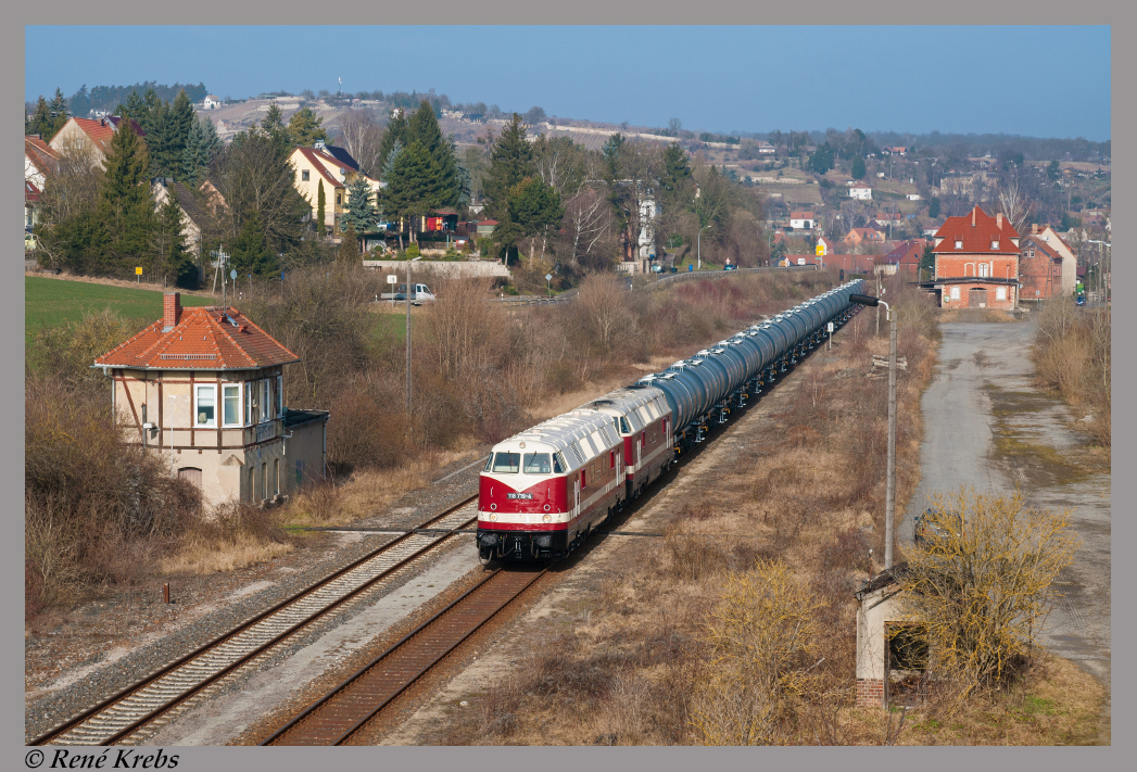 EBS 118 719-4 (auf erster Lastprobefahrt) + 118 757-4 mit dem DGS 95626 von Karsdorf nach Bitterfeld, am 19.02.2015 in Freyburg Bbf. (Foto: René Krebs)