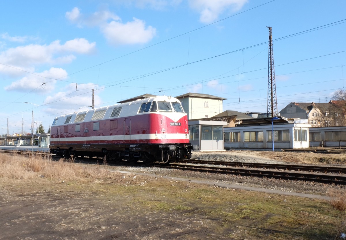EBS 118 719-4 beim warten auf die 118 757-4 am 25.02.2015 in Naumburg Hbf. Gemeinsam ging es dann später nach Karsdorf. (Foto: Heiko Kern)