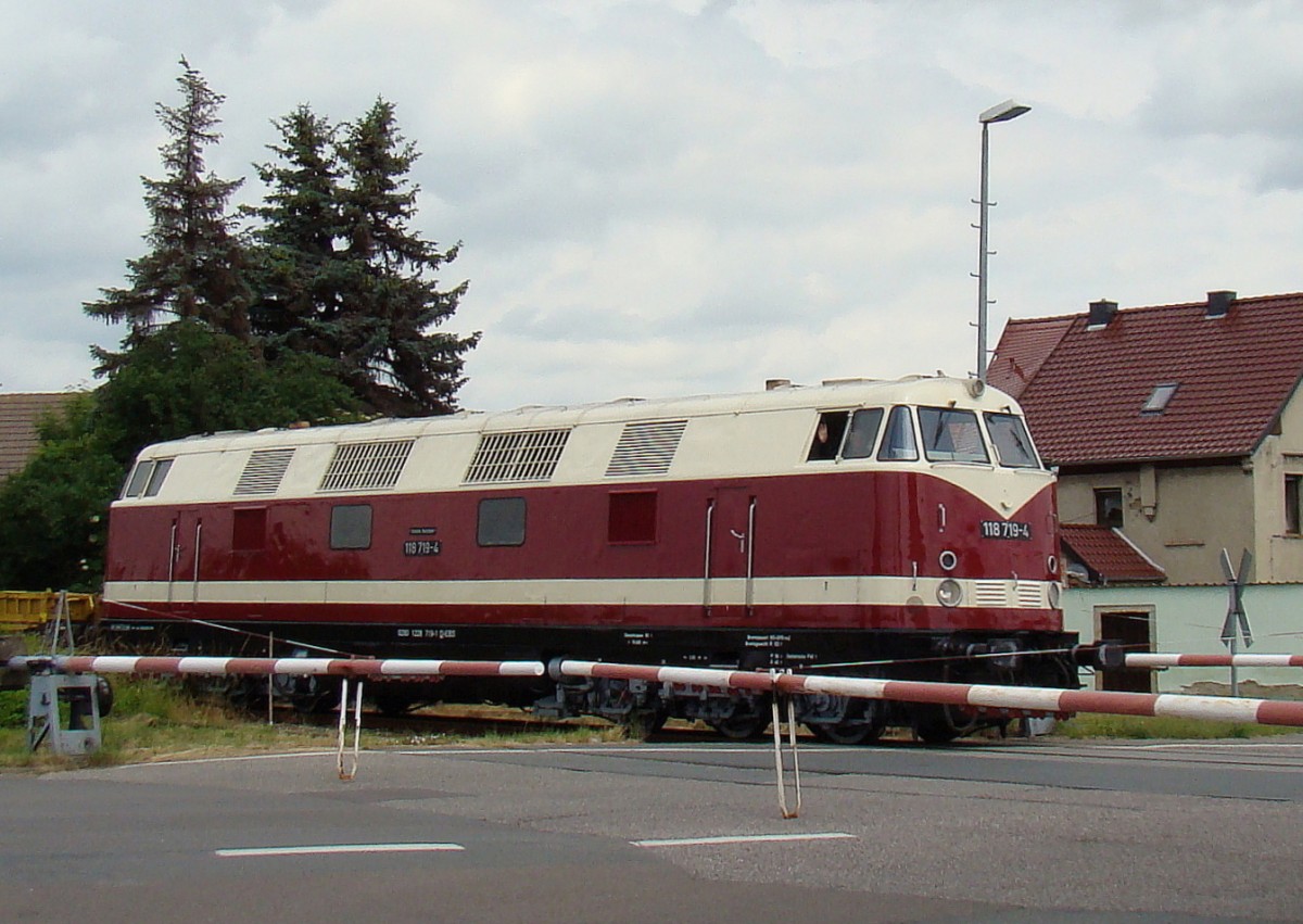 EBS 118 719-4 mit Flachwagen Richtung Naumburg, am 16.06.2015 am Bahnübergang in Laucha. (Foto: Günther Göbel)