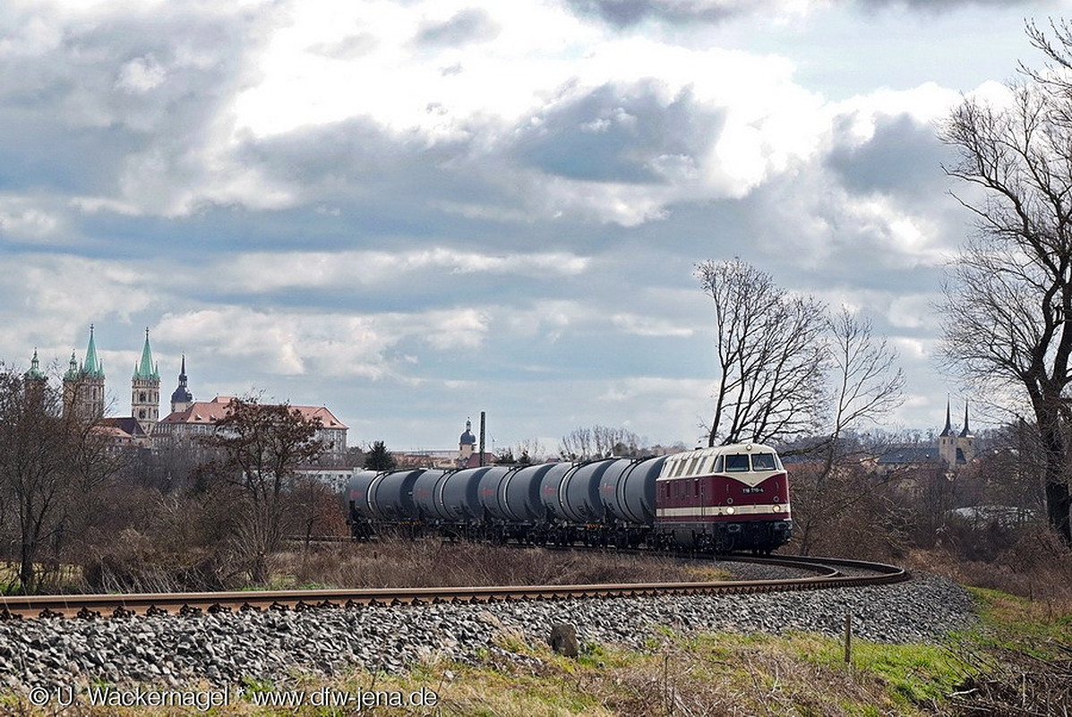 EBS 118 719-4 mit Kesselwagen von Erfurt nach Karsdorf, am 12.03.2021 bei der Ausfahrt in Naumburg (S) Hbf. (Foto: Ulf Wackernagel)