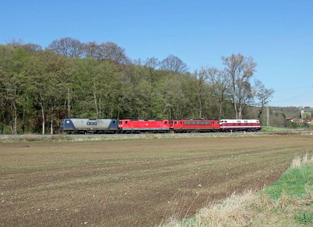 EBS 118 719 brachte am 14.04.2018 die E-Loks 155 239 + DB 143 065 + RBH 143 950 nach Karsdorf. Hier ist der Lokzug zwischen Roßbach und Kleinjena unterwegs. (Foto: Wolfgang Krolop)