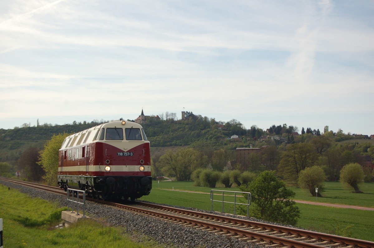 EBS 118 757-3 während ihrer 1. Fahrt im neuen Lack von Karsdorf nach Weimar, am 17.04.2014 bei Balgsädt. (Foto: dampflok015)