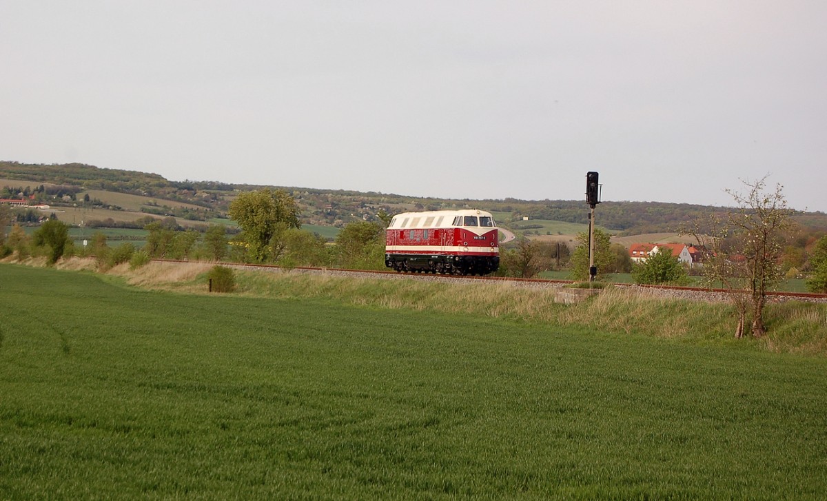 EBS 118 757-3 während ihrer 1. Fahrt im neuen Lack von Karsdorf nach Weimar, am 17.04.2014 bei Kleinjena. (Foto: dampflok015)