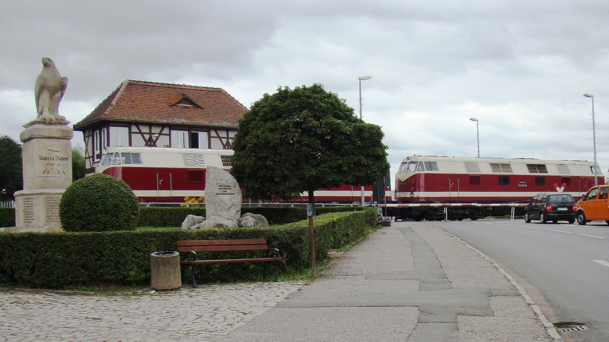 EBS 118 757-4 + 118 719-4 als Tfzf nach Karsdof, am 25.08.2015 bei der Durchfahrt in Laucha. Links im Bild sieht man zudem noch das Adler-Denkmal für die Gefallenen des 1. Weltkrieges. (Foto: Günther Göbel)