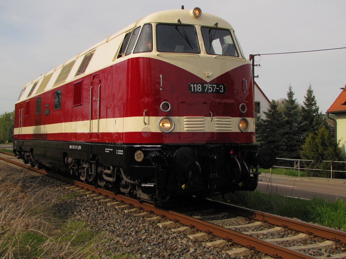 EBS 118 757 (92 80 1228 757-1 D-EBS) während ihrer Premierenfahrt im neuen Lack, am 17.04.2014 auf der Unstrutbahn in Laucha.
