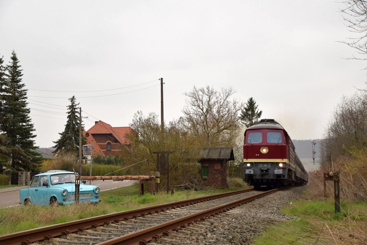 EBS 132 293-2 mit dem leeren  Rotkäppchen-Express I  Lr 16992 von Freyburg zur Abstellung nach Karsdorf, am 24.03.2019 am ehem. Posten 6a in Laucha. (Foto: Rene Dinter)